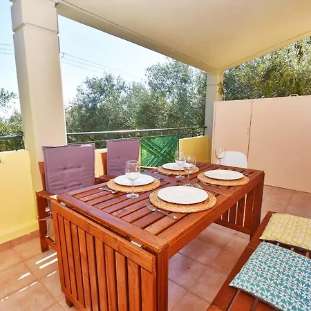 Pebbles And Sea At With Shared Pool Apartamento