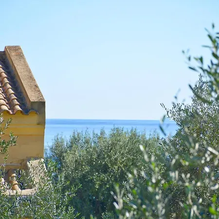 Pebbles And Sea At With Shared Pool Apartman