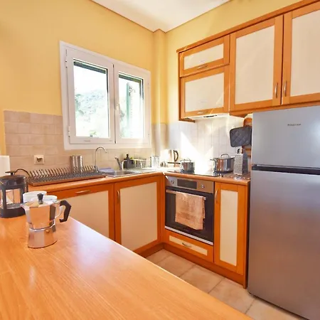 Pebbles And Sea At With Shared Pool Apartman