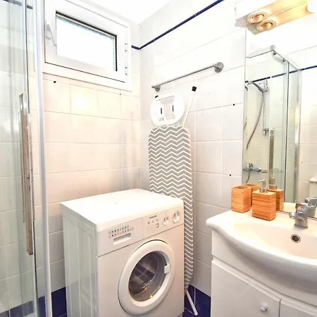 Pebbles And Sea At With Shared Pool Lejlighed Mparmpati