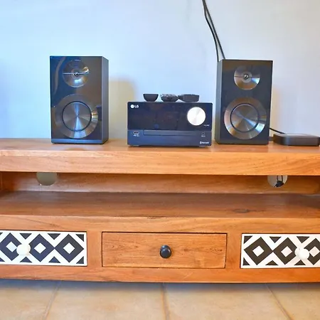 Apartman Pebbles And Sea At With Shared Pool Barbáti