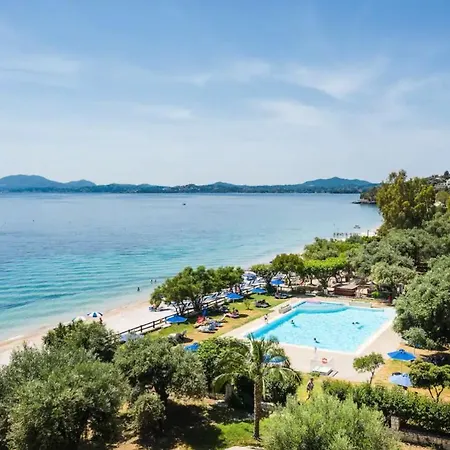 Pebbles And Sea At With Shared Pool Apartman