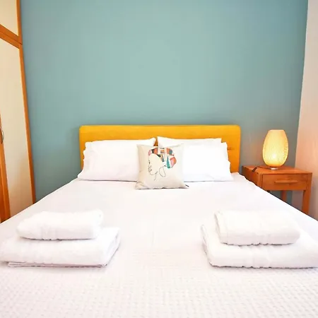 Pebbles And Sea At Amazing Apartman *